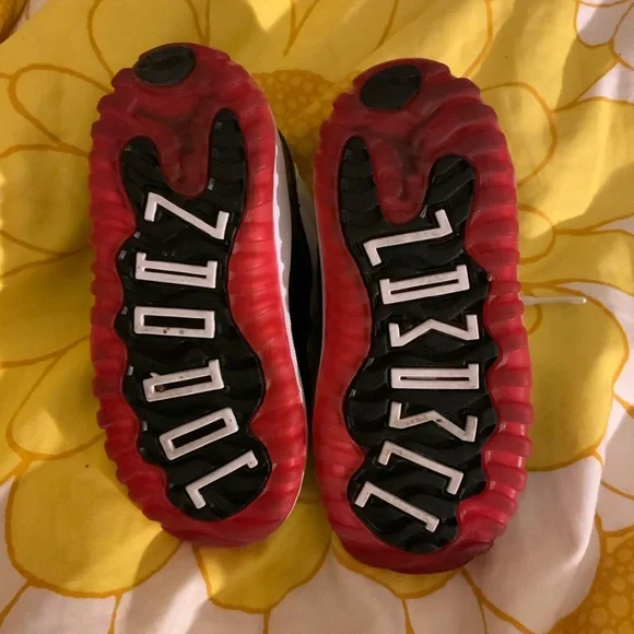 Nike Black and White Sneakers Classic Design - Picture 5 of 6